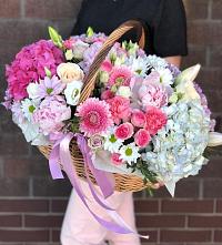 Цветочная композиция из Розы, Хризантемы, Пионы и Лизиантусы в корзине в Старой Калитве