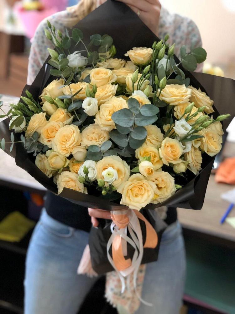 Букет цветов из: Розы и Лизиантусы в Старой Калитве