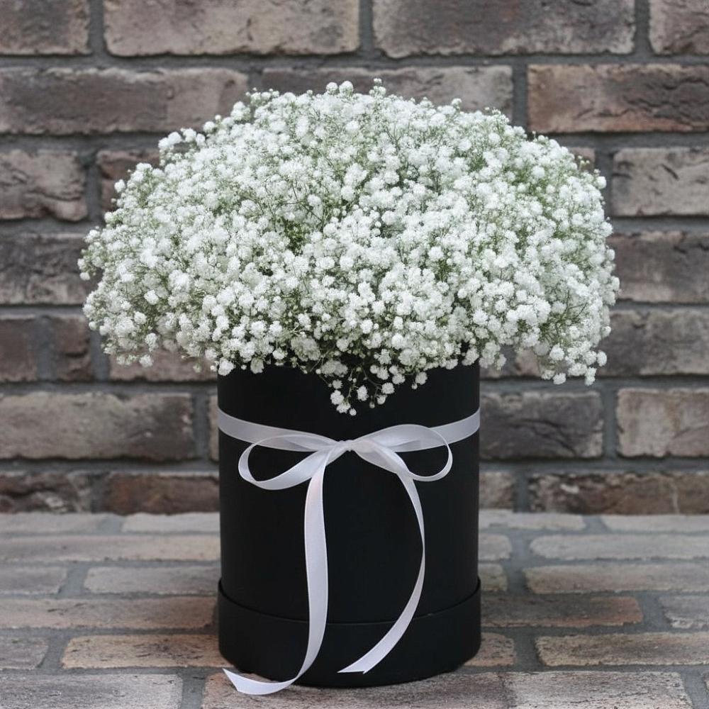 Цветочная композиция из Гипсофила в шляпной коробке в Старой Калитве