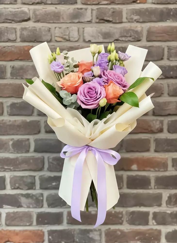 Букет цветов из: Лизиантусы и Розы в Старой Калитве