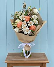 Букет цветов из:  Альстромерии, Лизиантусы, Розы и Хризантемы в Старой Калитве