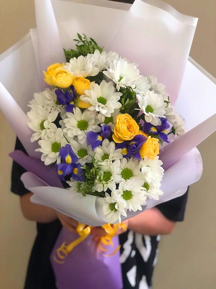 Букет цветов из: Ирисы, Хризантемы и Розы в Старой Калитве