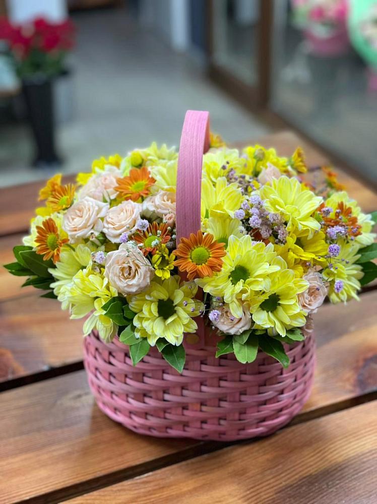 Цветочная композиция из Хризантемы и Розы в корзине в Старой Калитве