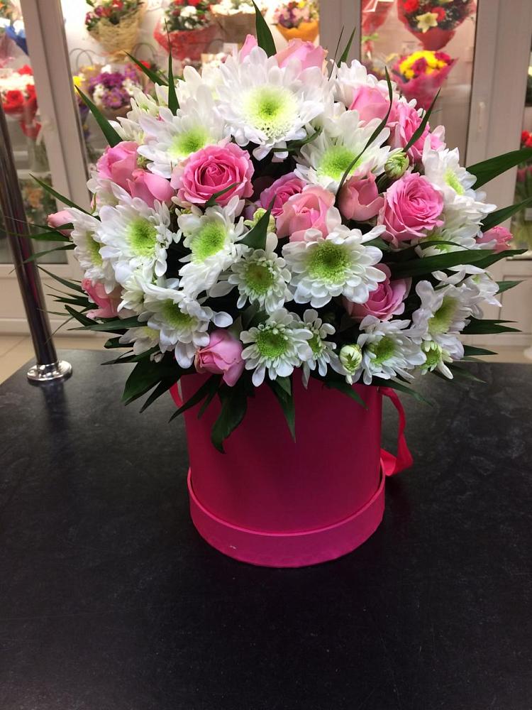 Цветочная композиция из Розы и Хризантемы в шляпной коробке в Старой Калитве