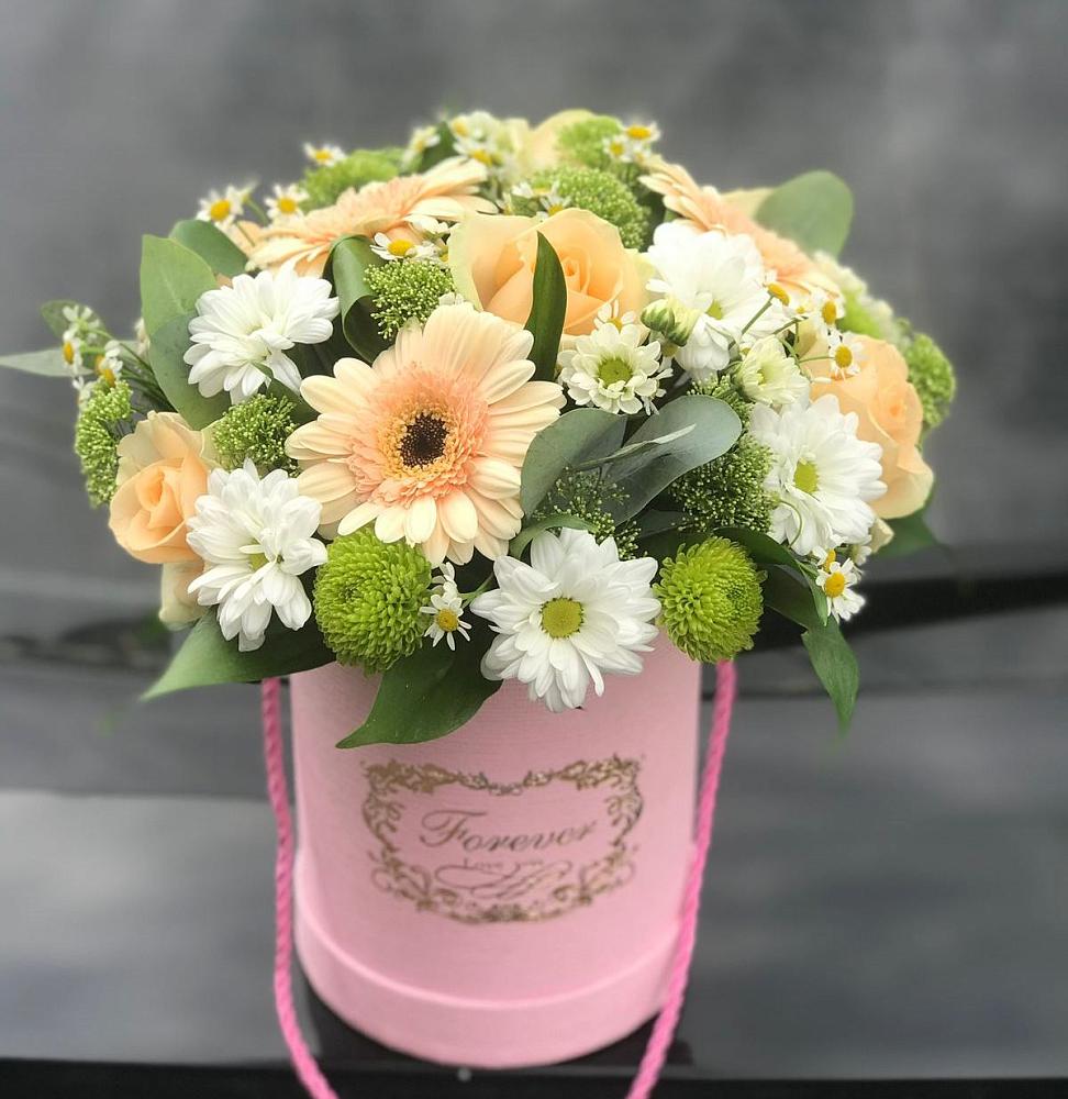 Цветочная композиция из Розы, Герберы и Хризантемы в шляпной коробке в Старой Калитве