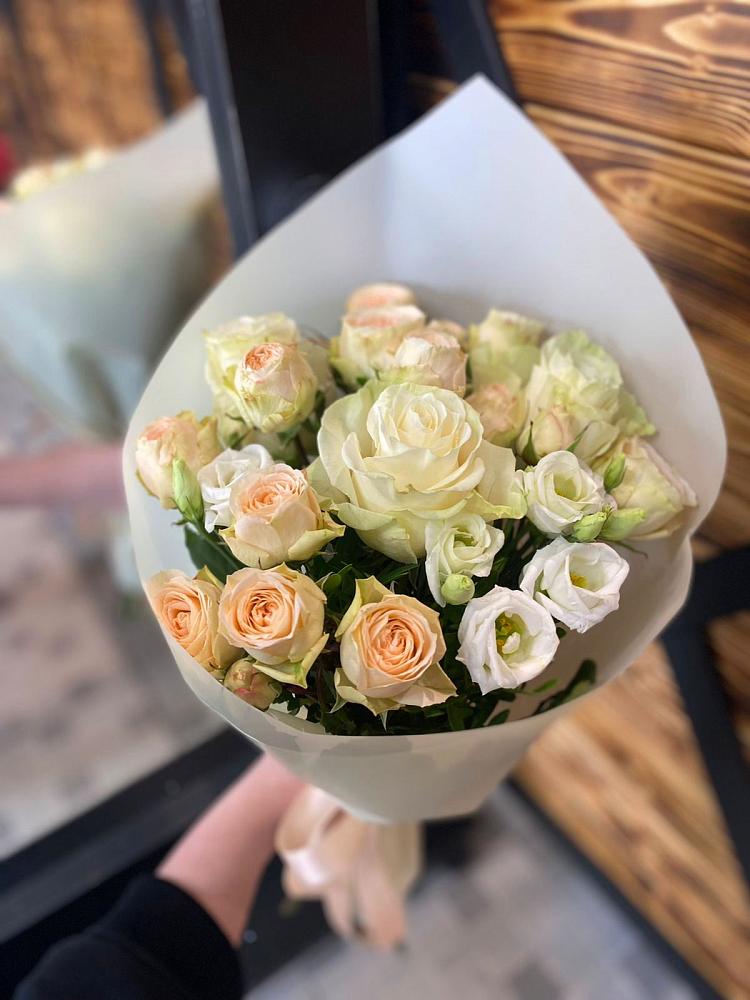 Букет цветов из: Розы и Лизиантусы в Старой Калитве